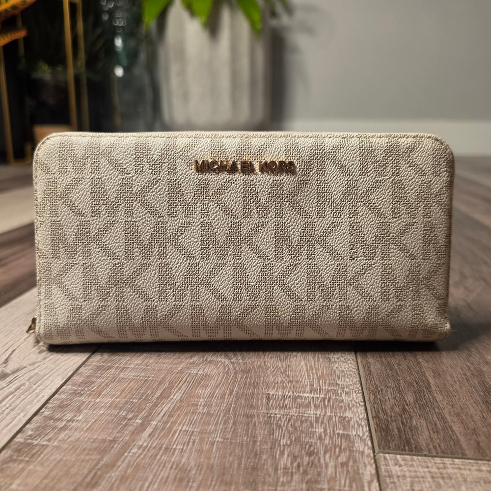 Michael Kors Jet Set Wallet Womens OS Vanilla Monogram Good Zip Around Logo